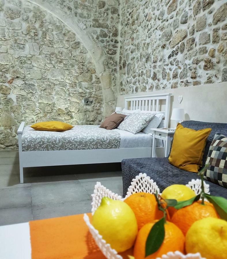 Essentia Rooms- Ortigia Holidays Syracuse ภายนอก รูปภาพ