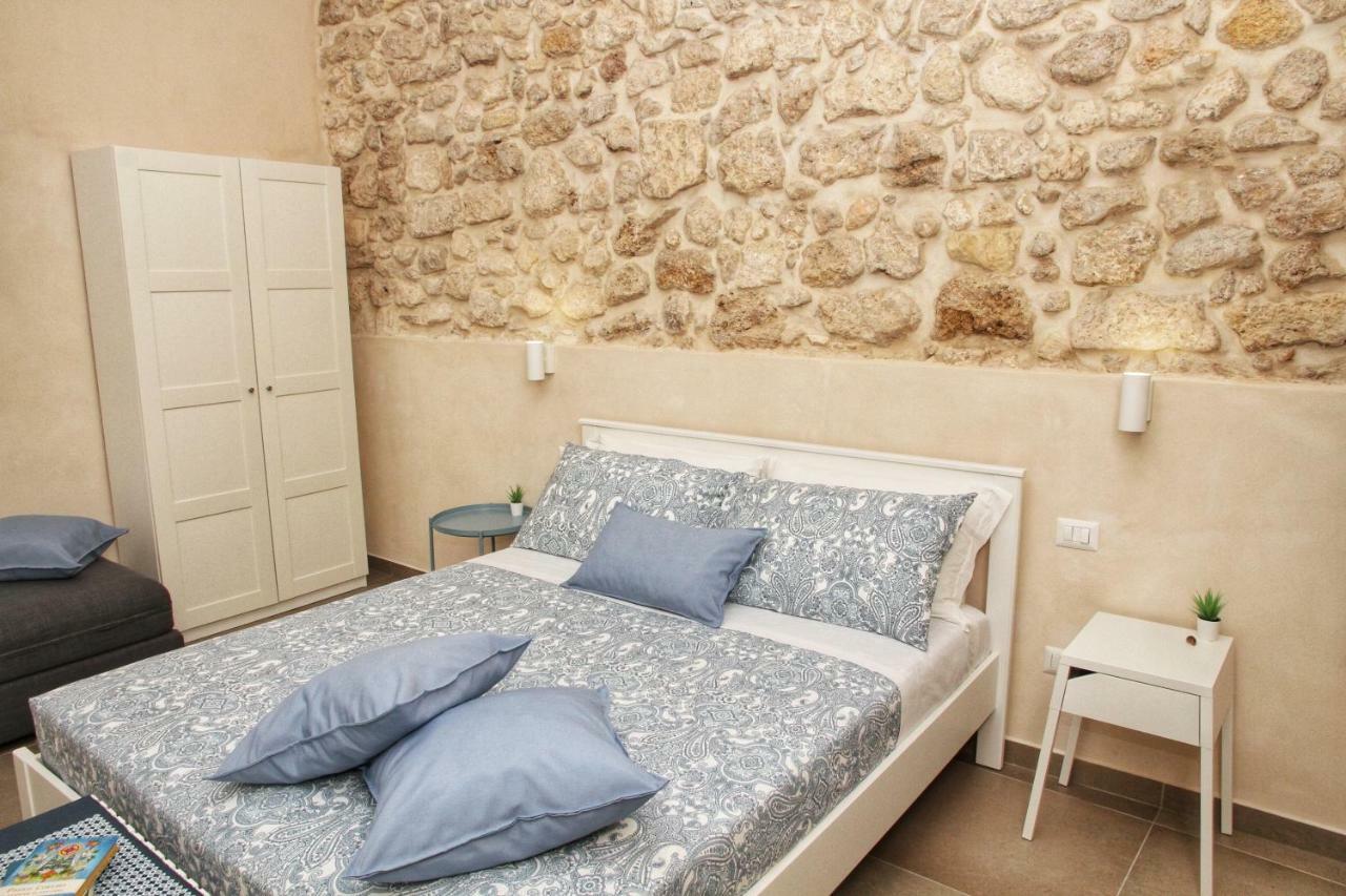 Essentia Rooms- Ortigia Holidays Syracuse ภายนอก รูปภาพ