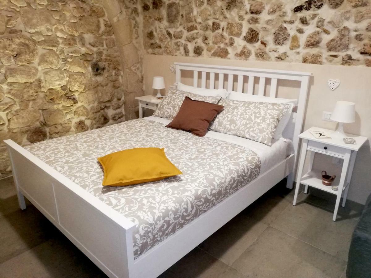 Essentia Rooms- Ortigia Holidays Syracuse ภายนอก รูปภาพ