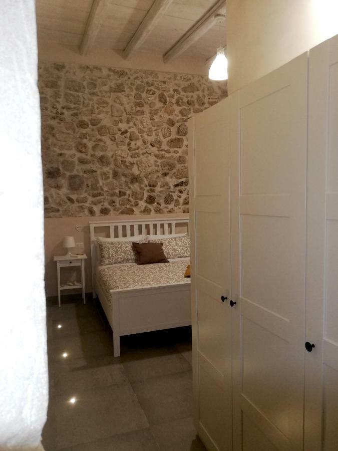 Essentia Rooms- Ortigia Holidays Syracuse ภายนอก รูปภาพ