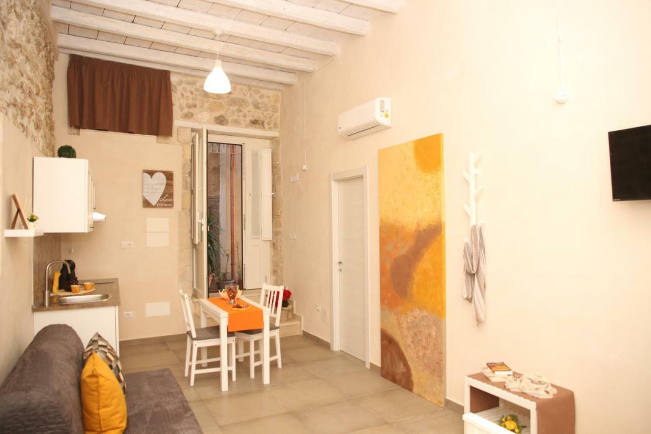 Essentia Rooms- Ortigia Holidays Syracuse ภายนอก รูปภาพ