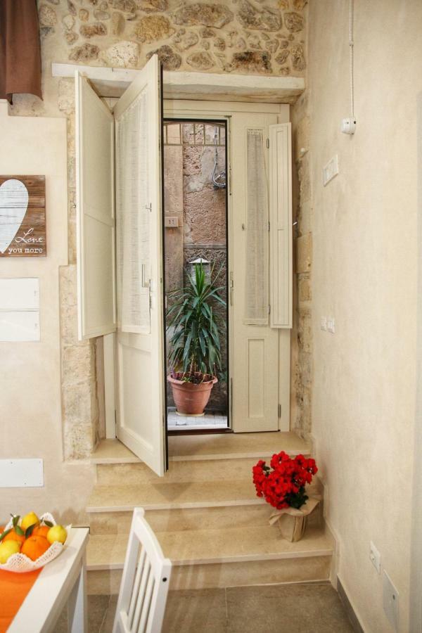 Essentia Rooms- Ortigia Holidays Syracuse ภายนอก รูปภาพ